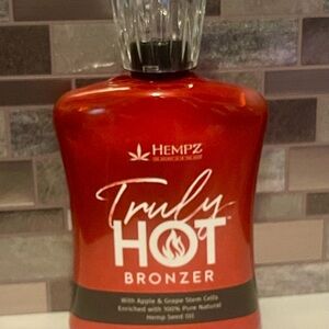 Hempz Truly Hot Bronzer in Bold Red